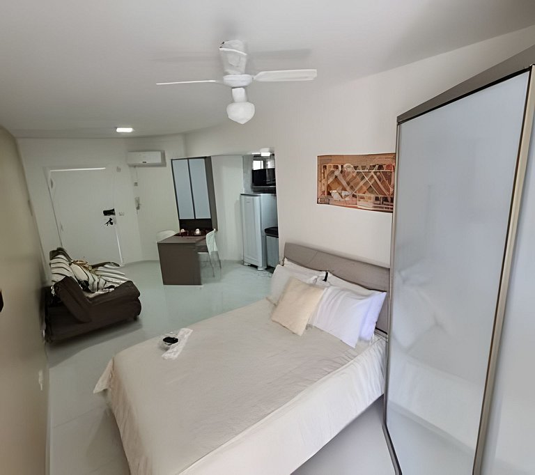 Excelente quarto e sala de frente para o mar.