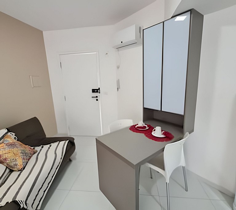 Excelente quarto e sala de frente para o mar.