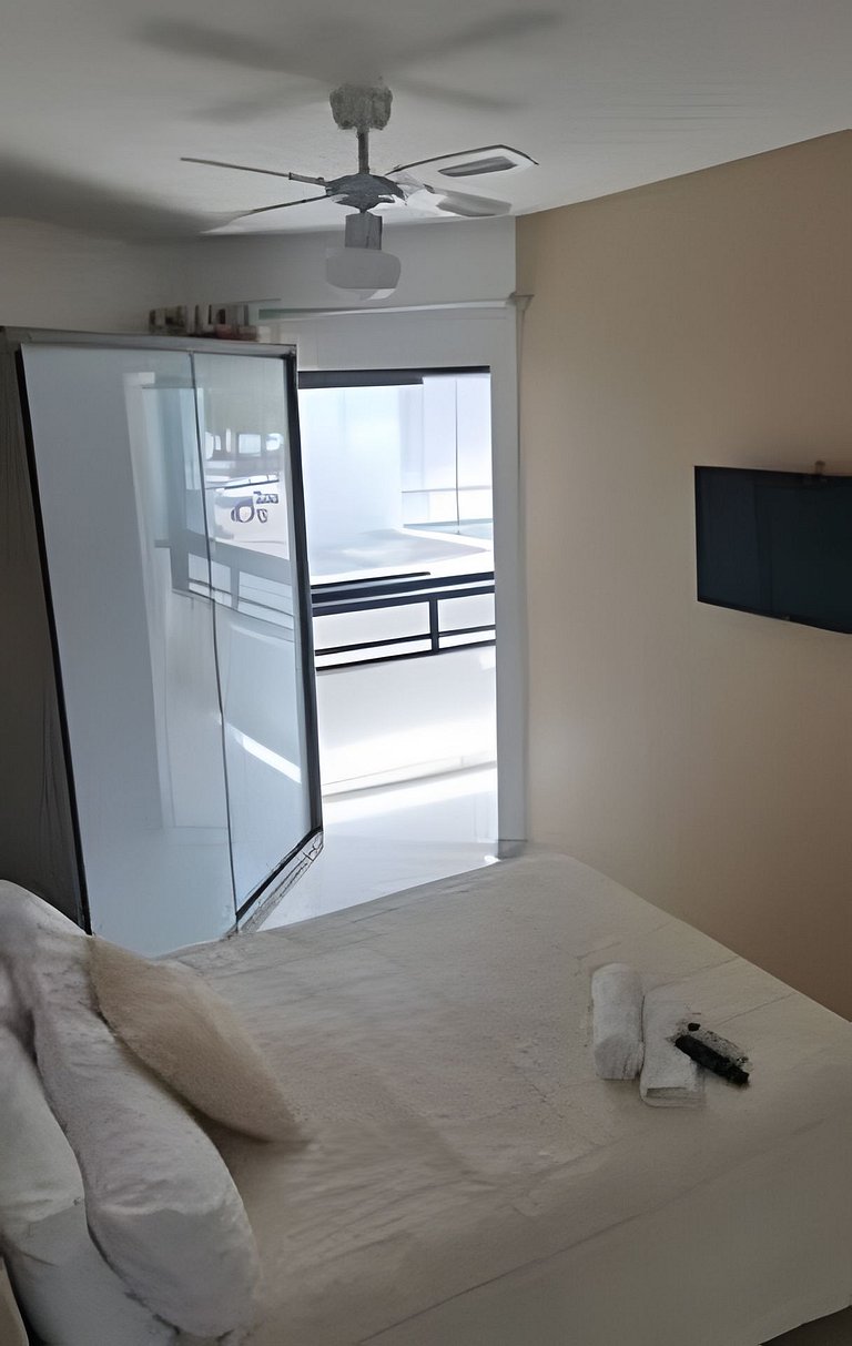 Excelente quarto e sala de frente para o mar.